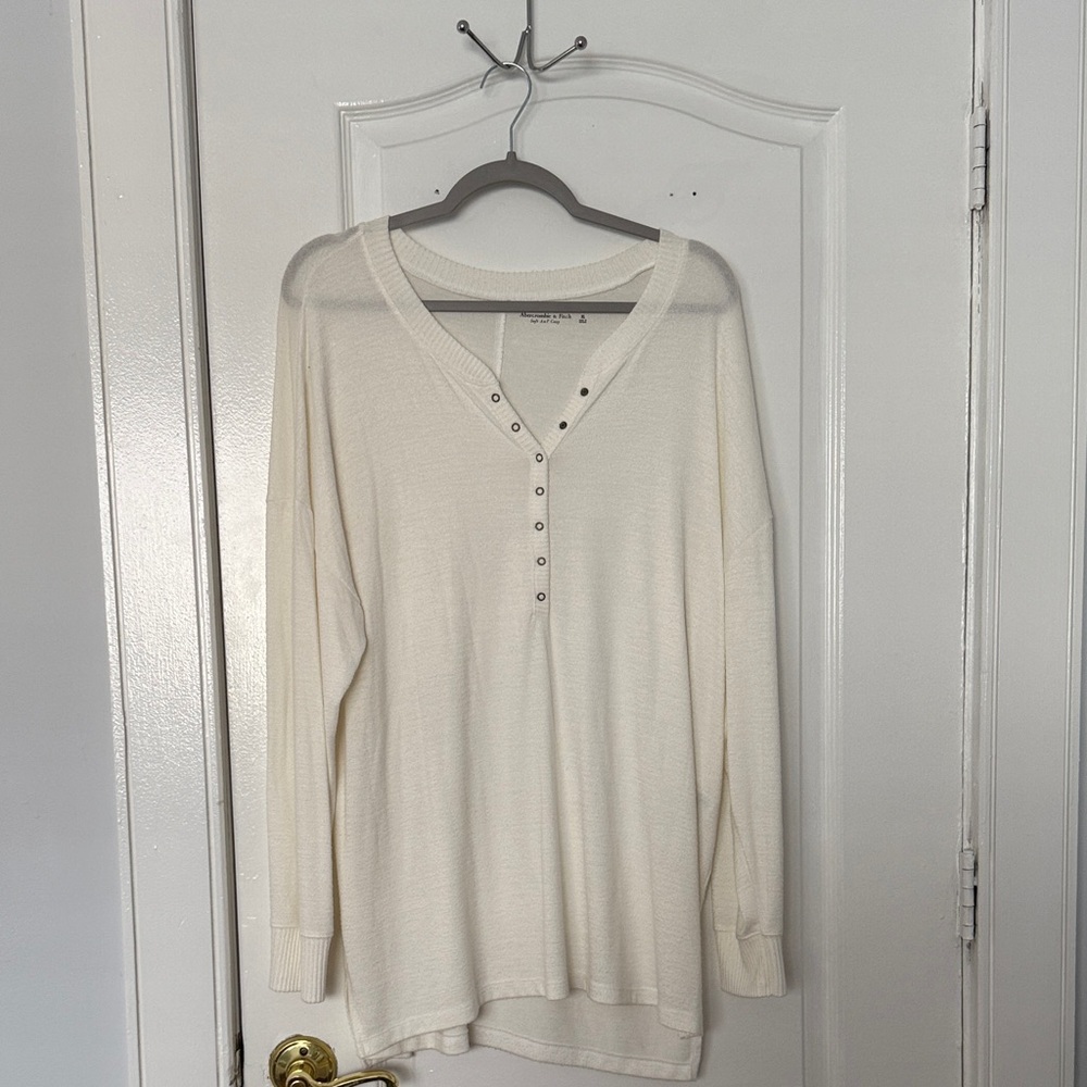 Abercrombie & Fitch Women's V-Neck Sweater in Cream